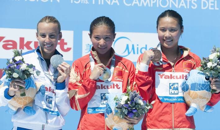 Gold medalist China s He Zi (C), silver medalist Italy s Tania Cagnotto (L) and bronze medalist China s Wang Han pose on the podium during the women s 1m springboard final at the 15th FINA World Championships in Barcelona, Spain on July 22, 2013. He Zi won the title with 307.10 points. (Xinhua Xie Haining) (SP)SPAIN-BARCELONA-DIVING-WORLD SWIMMING CHAMPIONSHIPS-WOMEN S 1M SPRINGBOARD 