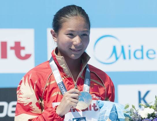 China s He Zi poses on the podium after the women s 1m springboard final at the 15th FINA World Championships in Barcelona, Spain on July 22, 2013. He Zi won the title with 307.10 points. (Xinhua Xie Haining) (SP)SPAIN-BARCELONA-DIVING-WORLD SWIMMING CHAMPIONSHIPS-WOMEN S 1M SPRINGBOARD 