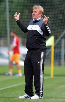 23.07.2013, xjhx, Fussball Testspiel, Eintracht Frankfurt - FC Kayserispor, v.l. Trainer Robert Prosinecki (Kayserispor) gibt Anweisungen, gestikuliert, mit den Armen gestikulieren gives instructions, gesticulate.