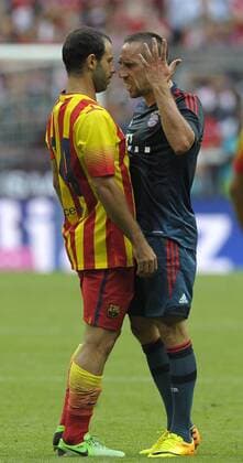 24.07.2013, Fussball 2013 2014, Testspiel: UliHoeneß Cup: FC Bayern - FC Barcelona, in der Allianz-Arena München. v.l. Javier Mascherano (Barcelona) und Franck Ribery (München) geraten aneinander.