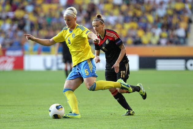 24.07.2013, xfsx, Frauen Europameisterschaft 2013, Halbfinale, Deutschland - Schweden, v.l. Nilla Fischer (Schweden) im Zweikampf, Duell, duel, tackle mit Anja Mittag (Deutschland)