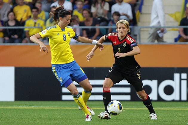 24.07.2013, xfsx, Frauen Europameisterschaft 2013, Halbfinale, Deutschland - Schweden, v.l. Lotta Schelin (Schweden) im Zweikampf, Duell, duel, tackle mit Saskia Bartusiak (Deutschland)