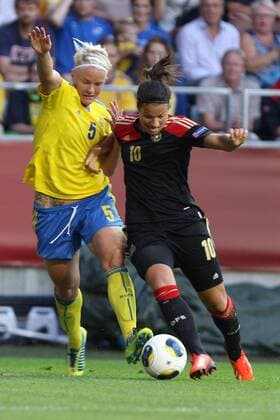24.07.2013, xfsx, Frauen Europameisterschaft 2013, Halbfinale, Deutschland - Schweden, v.l. Nilla Fischer (Schweden) im Zweikampf, Duell, duel, tackle mit Dzsenifer Marozsan (Deutschland)