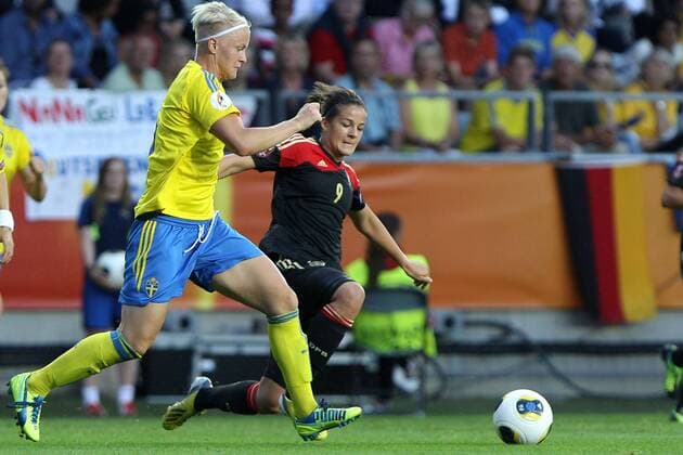 24.07.2013, xfsx, Frauen Europameisterschaft 2013, Halbfinale, Deutschland - Schweden, v.l. Nilla Fischer (Schweden) im Zweikampf, Duell, duel, tackle mit Lena Lotzen (Deutschland)