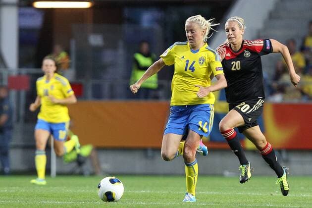 24.07.2013, xfsx, Frauen Europameisterschaft 2013, Halbfinale, Deutschland - Schweden, v.l. Josefine Öqvist (Schweden) im Zweikampf, Duell, duel, tackle mit Lena Gößling (Deutschland)