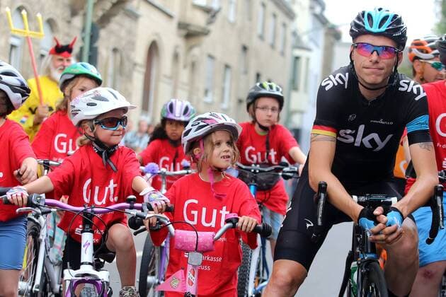 Radrennen Tour de Neuss am Mittwoch, 24. Juli 2013 auf einem Rundkurs in der Innenstadt von Neuss. Christian Knees ( GER Team Sky ), rechts, wird von zwei kleinen Mädchen angehimmelt Christian Knees beim Radrennen Tour de Neuss