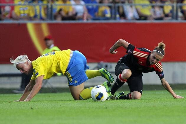 24.07.2013, xfsx, Frauen Europameisterschaft 2013, Halbfinale, Deutschland - Schweden, v.l. Nilla Fischer (Schweden) im Zweikampf, Duell, duel, tackle mit Anja Mittag (Deutschland)