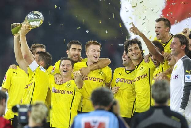 Sebastian KEHL, BVB 5, SOKRATIS, 25 BVB , Marcel SCHMELZER, BVB 29 Jubel , Mats HUMMELS, BVB 15, Marco REUS, BVB 11, Kevin GROSSKREUTZ, BVB 19, Roman WEIDENFELLER 1 Torwart BVB DFL SuperCup, Pokal, Trophäe BORUSSIA DORTMUND - FC BAYERN MÜNCHEN ( 4-2 ) Finale DFL Supercup , Fussball 1. Bundesliga , Dortmund, am 27.07.2013 x.Spieltag, Liga1, Spieltagx, Liga01, 1.Liga BVB, FCB , Saison 2013 2014