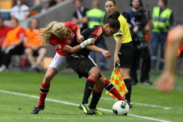 28.07.2013, xfsx, Fussball EM 2013 Finale, Deutschland - Norwegen, v.l. Marit Fiane Christensen (Norwegen) im Zweikampf, Duell, duel, tackle mit Celia Okoyino da Mbabi (Deutschland)