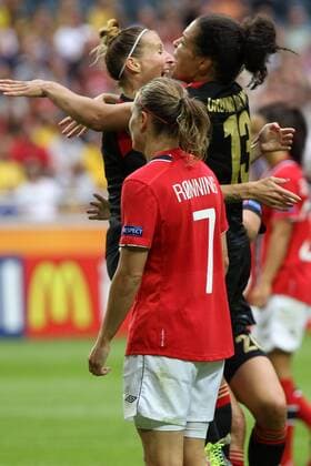 28.07.2013, xfsx, Fussball EM 2013 Finale, Deutschland - Norwegen, v.l. Anja Mittag (Deutschland), Celia Okoyino da Mbabi (Deutschland) mit Torjubel, celebrate the goal, goal celebration, Jubel über das Tor zum 1:0, Trine Ronning (Norwegen) enttäuscht schauend, Enttäuschung, disappointed