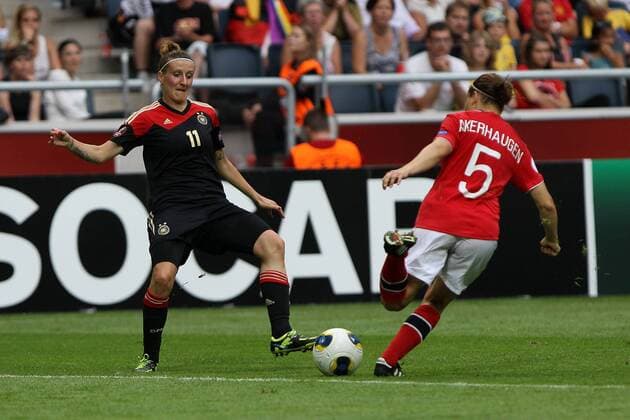 28.07.2013, xfsx, Fussball EM 2013 Finale, Deutschland - Norwegen, v.l. Anja Mittag (Deutschland) im Zweikampf, Duell, duel, tackle mit Toril Hetland Akerhaugen (Norwegen)