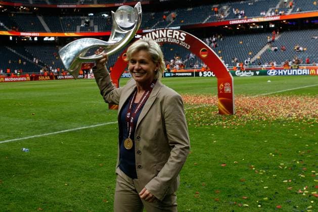 28.07.2013, xfsx, Fussball EM 2013 Finale, Deutschland - Norwegen, v.l. Trainerin Silvia Neid (Deutschland) mit dem EM Pokal
