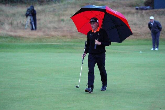 28.07.2013 Southport, England. Bernhard Langer (GER) shelters from a squall during the 4th and Final Round of the Senior Open Championship from Royal Birkdale. xPaulxKeevilx  ActionPlus20134298