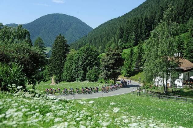 Das Fahrerfeld schlängelt sich in den Dolomiten die Berge hinauf - Aktion - quer - Event: 70. Tour de Pologne - Tour of Poland - Polen Rundfahrt 2013 - 2.Etappe: Marilleva Vale di Sole nach Passo di Pordoi Val di Fassa 206.5 km - Location: Italien - Europa - Datum: 28.07.2013