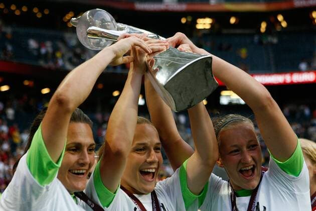 28.07.2013, xfsx, Fussball EM 2013 Finale, Deutschland - Norwegen, v.l. Nadine Angerer (Deutschland), Laura Benkarth (Deutschland), Almuth Schult (Deutschland) mit em EM Pokal