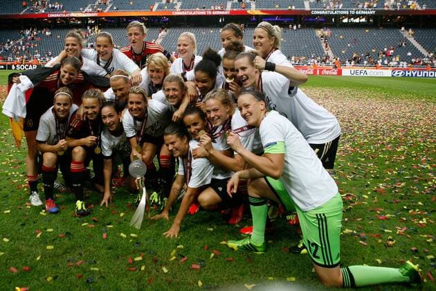 28.07.2013, xfsx, Fussball EM 2013 Finale, Deutschland - Norwegen, v.l. Deutsche Spielerinnen feiern den EM Sieg