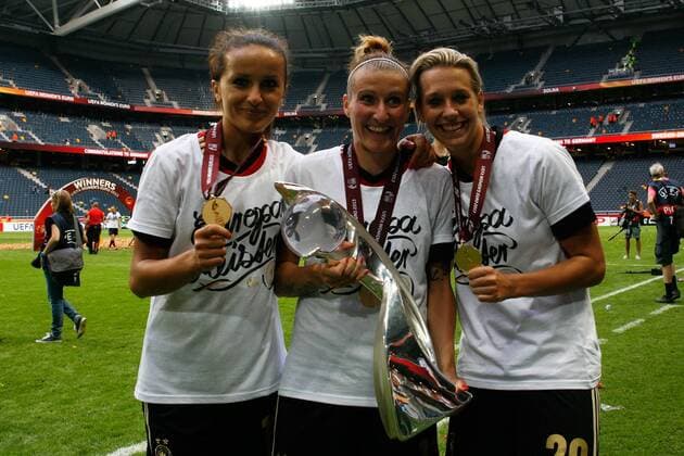 28.07.2013, xfsx, Fussball EM 2013 Finale, Deutschland - Norwegen, v.l. Fatmire Lira Bajramaj (Deutschland), Anja Mittag (Deutschland), Lena Goeßling (Deutschland) feiern den EM Sieg