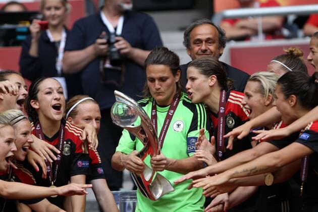 28.07.2013, xfsx, Fussball EM 2013 Finale, Deutschland - Norwegen, v.l. Nadine Angerer (Deutschland) feiert mit Ihrem Team den EM Titel