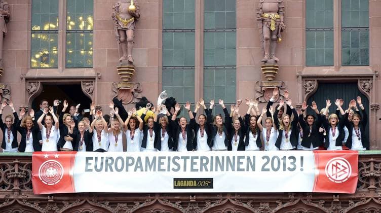 29.07.2013, xjhx, Fussball EM 2013, Empfang der Damen Nationalmannschaft am Frankfurter Römer, v.l. Das Team jubelt auf dem Frankfurter Roemerbalkon
