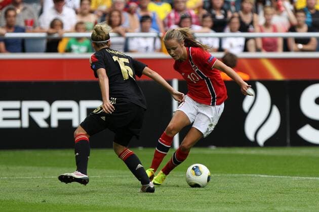 28.07.2013, xfsx, Fussball EM 2013 Finale, Deutschland - Norwegen, v.l. Jennifer Cramer (Deutschland) im Zweikampf, Duell, duel, tackle mit Caroline Graham Hansen (Norwegen)