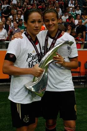 28.07.2013, xfsx, Fussball EM 2013 Finale, Deutschland, v.l. Nadine Keßler (Deutschland), Lena Lotzen (Deutschland) mit dem EM Pokal