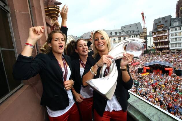 von links Lena Lotzen, Nadine Kessler and Lena Gößling, feiern mit Pokal auf dem Balkon des Rathauses (Römer), Empfang für die Deutsche Fussball-Nationalmannschaft der Frauen, DFB, nach Gewinn der UEFA-EM in Schweden,