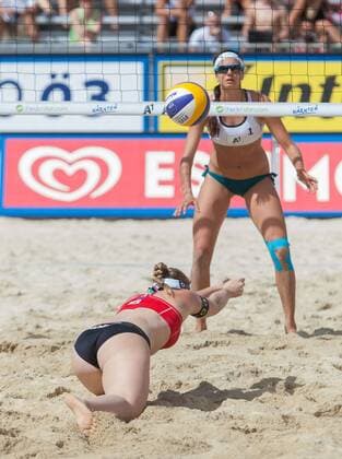 29.07.2013, Klagenfurt, Strandbad, AUT, A1 Beachvolleyball EM 2013, im Bild vorne Katharina Elisabeth Schützelhofer AUT, hinten Magdalena Jirak AUT during the A1 Beachvolleyball European Championship at the Strandbad Klagenfurt, Austria on 2013 07 29. EP_ste