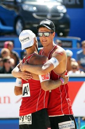 BEACHVOLLEYBALL - CEV EM 2013 KLAGENFURT,AUSTRIA,31.JUL.13 - DIVERS, BEACHVOLLEYBALL - CEV Europameisterschaft, Herren. Bild zeigt den Jubel von Thomas Kunert und Lorenz Petutschnig (AUT). 