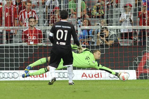Manuel NEUER (Torwart FC Bayern München) pariert eine Strafstoss,Elfmeter gegen den Schuetzen Torwart Rogerio CENI (Sao Paulo),Aktion,Parade. FC Bayern München-Sao Paulo fc 2-0. Fussball,Audi Cup 2013 am 31.07.2013.Saison2013 14,2013 2014.