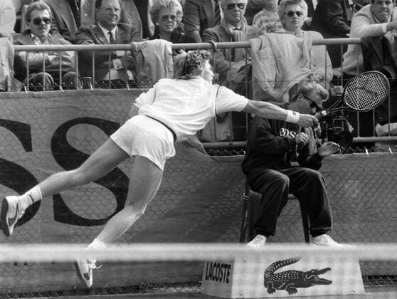 Boris Becker (BR Deutschland) stürzt knapp an einem Linienrichter vorbei (Serie 1 3)