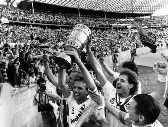 Fußball, DFB-Pokalfinale 1987 1988, Eintracht Frankfurt - VfL Bochum Eintracht Frankfurt ist DFB Pokalsieger 1988, v.li.: Frank Schulz, Karl Heinz -Charly- Körbel mit der Trophäe, Dieter Schlindwein