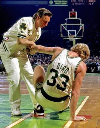 Boston, Massachusetts, U.S - Boston Celtics Larry Bird being helped up by Celtics trainer Ray Melchiore 1988 - 89 NBA Basketball Herren USA 1988 - Larry Bird with Celtics Trainer Ray Melchiore  - ZUMArry