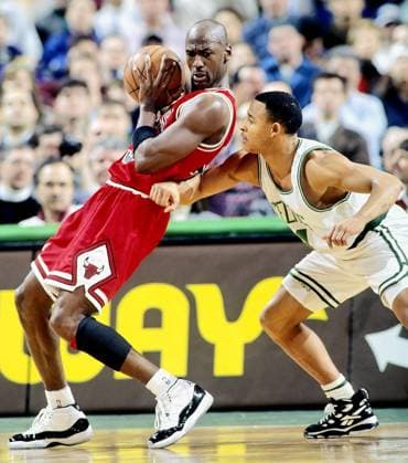 Boston, Massachusetts, U.S - Chicago Bulls Michael Jordan vs Boston celtics David Wesley NBA Basketball Herren USA - Michael Jordan vs David Wesley  - ZUMAcha