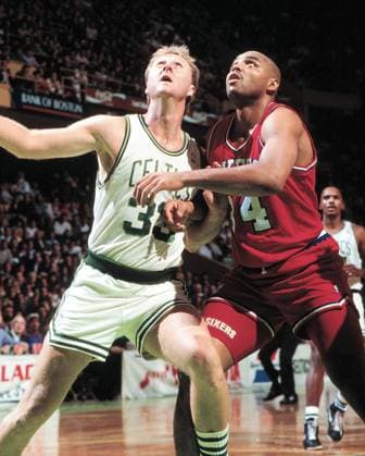 Boston, Massachusetts, U.S - Boston Celtics Larry Bird vs Philadelphia 76ers Charles Barkley 1990 NBA Basketball Herren USA 1990 - Larry Bird vs Charles Barkley  - ZUMArry