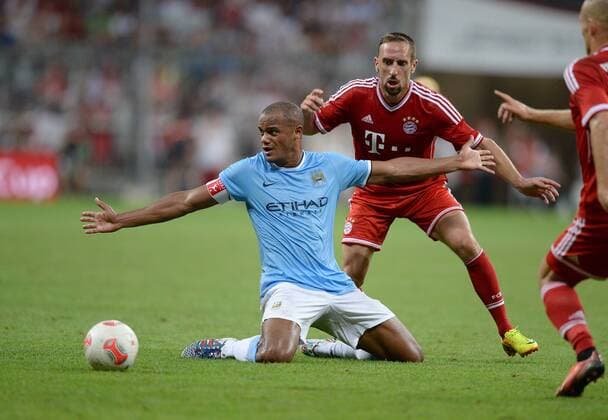 Fussball International Audi Cup 2013 Saison 2013 2014 Finale FC Bayern MÜNCHEN - Manchester City 01.08.2013 Vincent Kompany (li, Manchester City) gegen Franck Ribery (re, FC Bayern MÜNCHEN) 