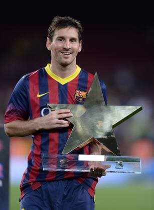 FUSSBALL INTERNATIONAL SAISON 2011 2012 02.08.2013 Gamper Cup 2013 FC Barcelona Player of the Match; Lionel Messi (Barca) lacht mit Pokal 