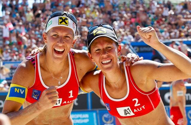 BEACHVOLLEYBALL - CEV EM 2013 KLAGENFURT,AUSTRIA,03.AUG.13 - DIVERS, BEACHVOLLEYBALL - CEV Europameisterschaft, Damen. Bild zeigt den Jubel von Stefanie und Doris Schwaiger (AUT). 