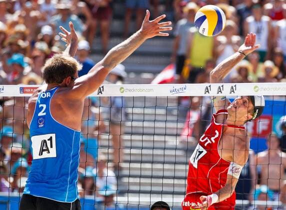 BEACHVOLLEYBALL - CEV EM 2013 KLAGENFURT,AUSTRIA,03.AUG.13 - DIVERS, BEACHVOLLEYBALL - CEV Europameisterschaft, Herren. Bild zeigt Geir Eithun (NOR) und Robin Seidl (AUT). 