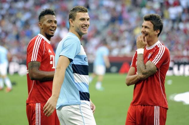 Edin DZEKO (Manchester) im Gespräch mit Jerome BOATENG (Bayern München,li) und Mario MANDZUKIC (Bayern München,re). FC Bayern München-Manchester City 2-1 Fussball,Finale,Audi Cup 2013 am 01.08.2013.Saison2013 14,2013 2014.