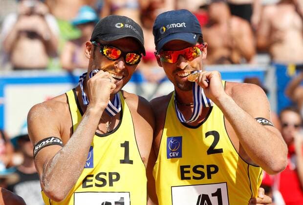 BEACHVOLLEYBALL - CEV EM 2013 KLAGENFURT,AUSTRIA,04.AUG.13 - DIVERS, BEACHVOLLEYBALL - CEV Europameisterschaft, Herren, Finale, Siegerehrung. Bild zeigt den Jubel von Pablo Herrera Allepuz und Adrian Gavira Collado (ESP). Keywords: Medaille. 