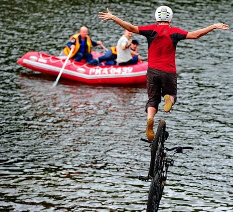 ITAR-TASS: IVANOVO, RUSSIA. AUGUST 5, 2013. Competitors jump into the water off a ramp in Fun Jumping, a bike jumping event in the city of Ivanovo.  RE1245B7