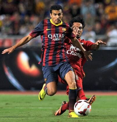 BANGKOK, Aug. 7, 2013 -- Barcelona s Pedro Rodriguez (Front) vies for the ball during a friendly soccer match against Thailand s national team in Bangkok, capital of Thailand, Aug. 7, 2013. Barcelona won 7-1. (Xinhua Gao Jianjun) (SP)THAILAND-BANGKOK-SOCCER-BARCELONA 