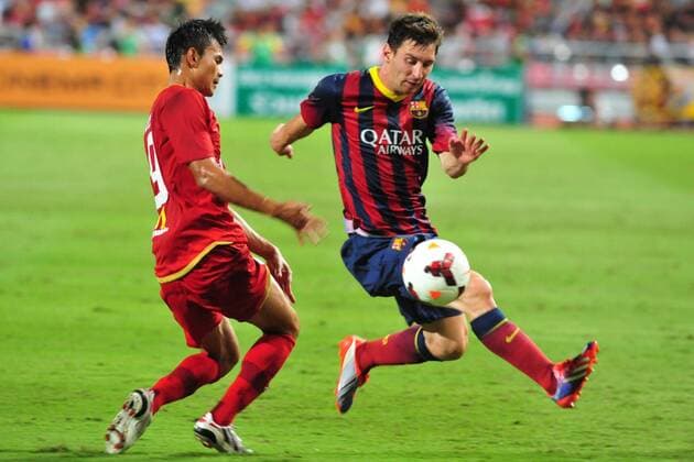 BANGKOK, Aug. 7, 2013 -- Lionel Messi (R) of Barcelona vies for the ball during a friendly match against Thailand s National team in Bangkok, Thailand, Aug. 7, 2013. Barcelona won 7-1. (Xinhua Rachen Sageamsak) (SP)THAILAND-BANGKOK-SOCCER-BARCELONA 