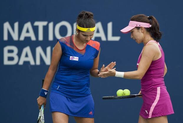 China s Zheng Jie (R) and India s Sania Mirza encourage each other during the 2nd round of women s doubles at the 2013 Rogers Cup in Toronto, Canada, Aug. 7, 2013. (Xinhua Zou Zheng) (SP)CANADA-TORONTO-TENNIS-WTA-ROGERS CUP 