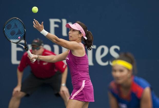 China s Zheng Jie (C) and India s Sania Mirza compete during the 2nd round of women s doubles at the 2013 Rogers Cup in Toronto, Canada, Aug. 7, 2013. (Xinhua Zou Zheng) (SP)CANADA-TORONTO-TENNIS-WTA-ROGERS CUP 