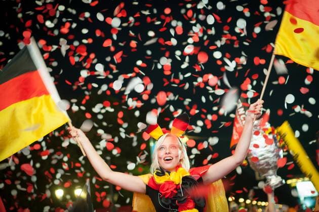 Fans beim Public Viewing des Viertelfinalspiels Deutschland vs. Griechenland der EM 2012 auf dem Berliner Fanpark am Brandenburger Tor. Fanmeile Berlin EM 2012 MR:N