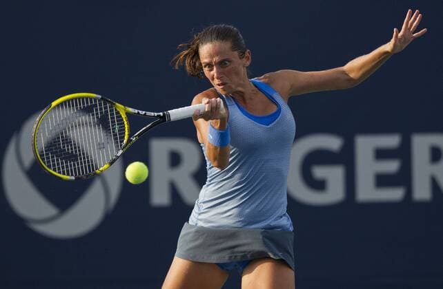 Roberta Vinci of Italy returns the ball during the 3rd round of women s singles at the 2013 Rogers Cup in Toronto, Canada, Aug. 8, 2013. (Xinhua Zou Zheng) (SP)CANADA-TORONTO-TENNIS-ROGERS CUP 