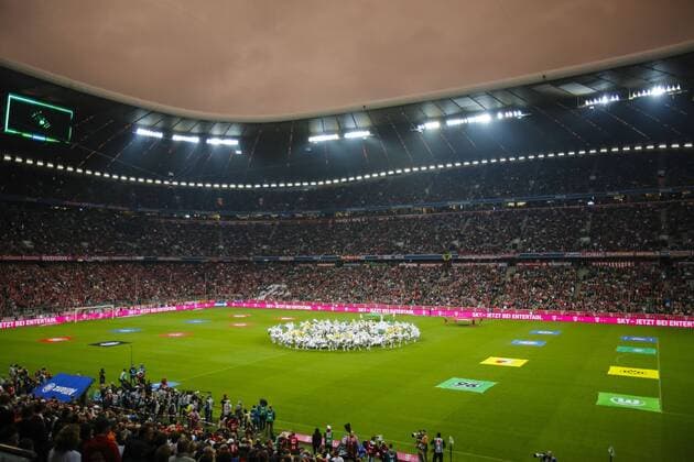 Choreographie zum Start der Bundesligasaison, Stadion innen Übersicht, Feature, Allianz Arena Stadion, Fussballstadion, Tribünen, Zuschauertribüne, Innenansicht, Architektur Rasen, innen FC BAYERN München - BORUSSIA Mönchengladbach ( 3 - 1 ) Fussball 1. Bundesliga , München, am 09.08.2013 01.Spieltag, Saison 2013 2014, Saison1314, Liga01, 1.Liga, 1.Bundesliga, FCB, München, Gladbach