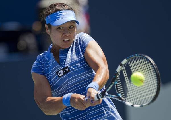 Li Na of China returns during the quarterfinal of women s singles at the 2013 Rogers Cup in Toronto, Canada, Aug. 9, 2013. (Xinhua Zou Zheng) (SP)CANADA-TORONTO-TENNIS-WTA-ROGERS CUP-QUARTERFINAL 