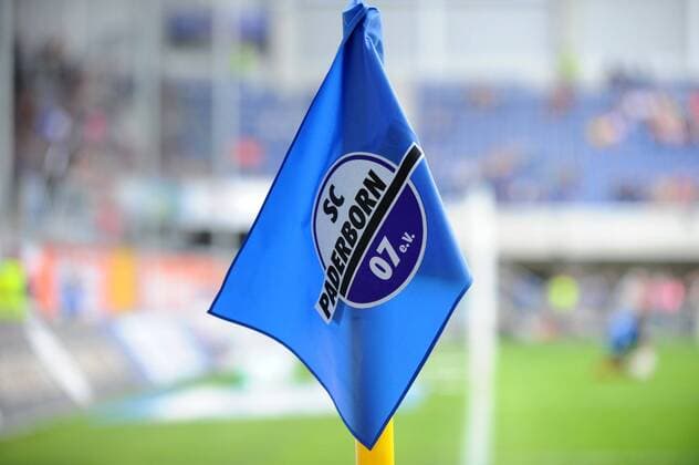 Feature, Eck Fahne des FC Paderborn mit Logo Fussball --- 2. Bundesliga --- Paderborn 07 vs 1. FC Köln --- 10.08.2013 EP_SIPPEL